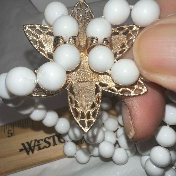 Sara Coventry Signed Vintage White Bead Gold Tone Floral MCM Y Necklace - Picture 7 of 8